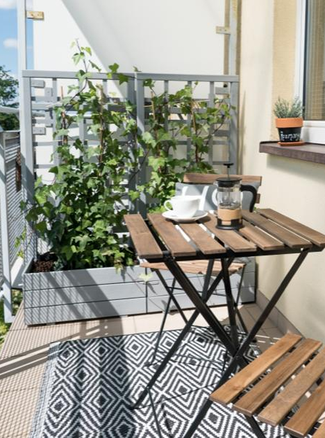 Zastosowanie dodatków dekoracyjnych w celu wydobycia potencjału małego balkonu